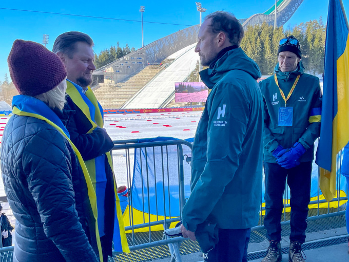 Kronprinsen hilste på Ukrainas ambassadør til Norge, Viacheslav Yatsiuk, sammen med utenriksminister Anniken Huitfeldt under Holmenkollen skifestival. Foto: Guri Varpe / Det kongelige hoff. 